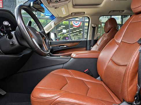 Used 2019 Cadillac Escalade Luxury AWD/4WD image 47