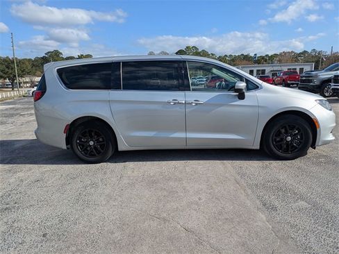 Used 2022 Chrysler Voyager LX image 3
