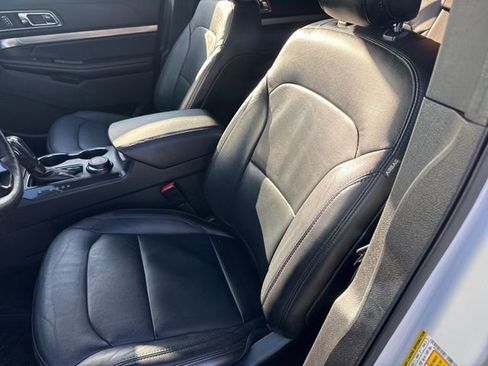 Used 2018 Ford Explorer XLT w/ Equipment Group 202A AWD/4WD image 19