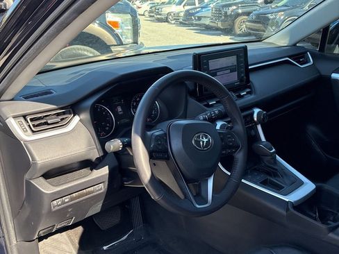 Used 2022 Toyota RAV4 XLE Premium image 9