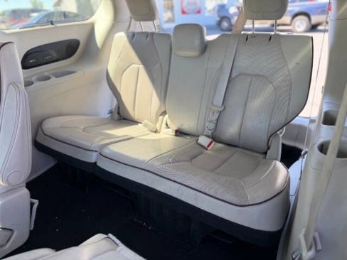 Used 2017 Chrysler Pacifica Limited w/ UConnect Theater Package FWD image 15