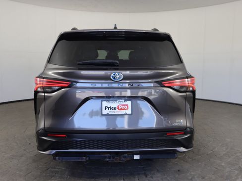 Used 2022 Toyota Sienna XSE image 7