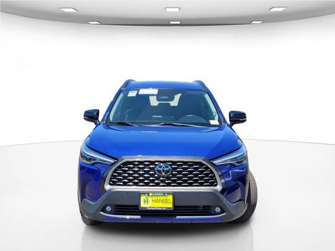 Used 2025 Toyota Corolla Cross XLE FWD image 4