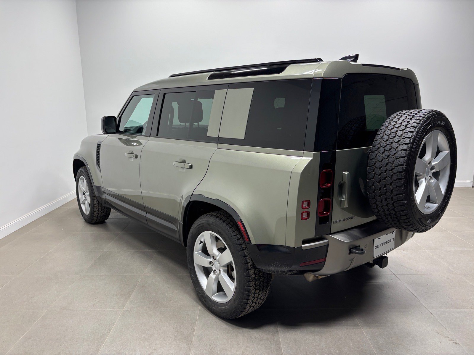 New 2025 Land Rover Defender 110 X-Dynamic SE AWD/4WD image 10