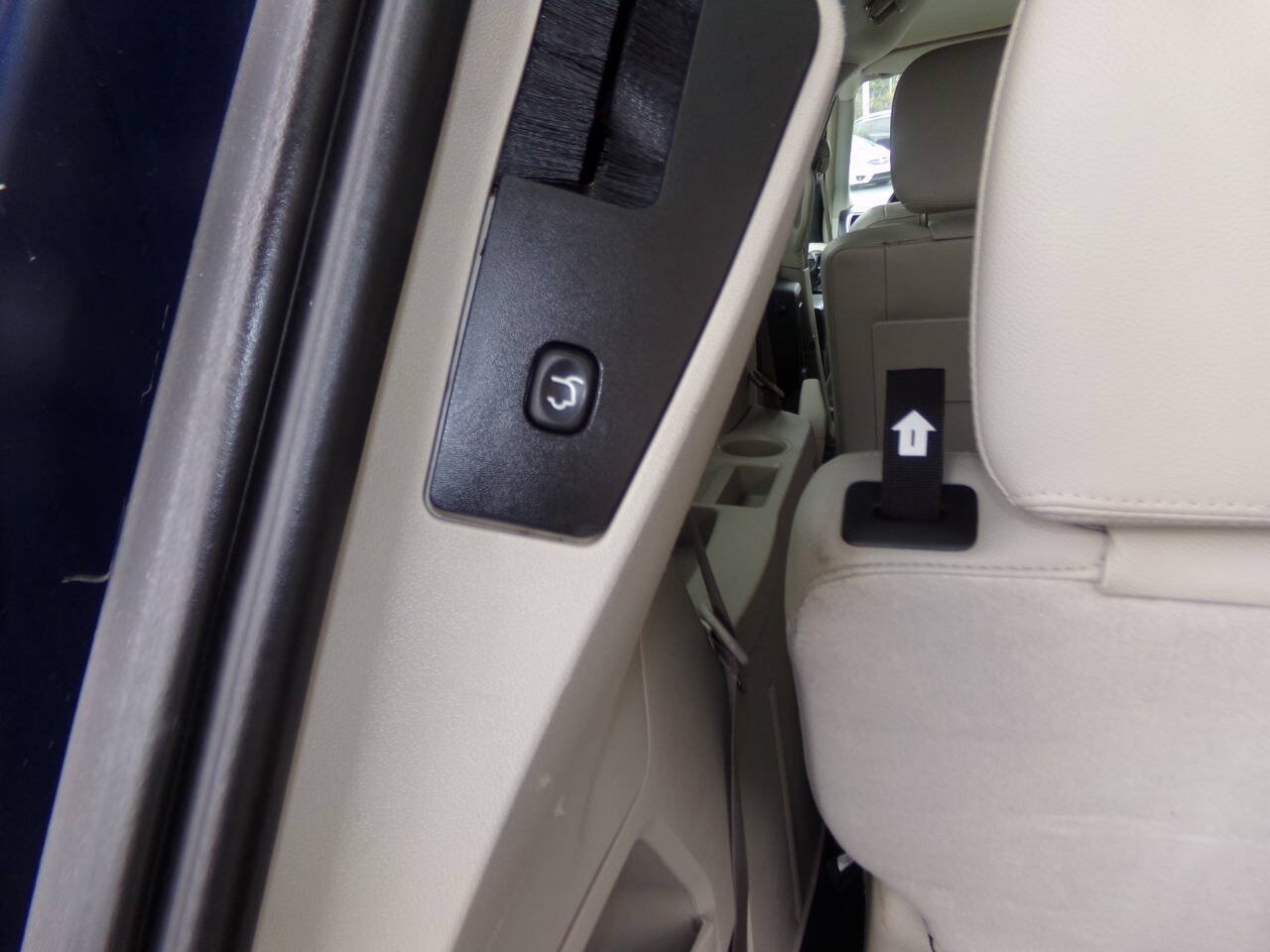 Used 2013 Chrysler Town & Country Touring FWD image 25
