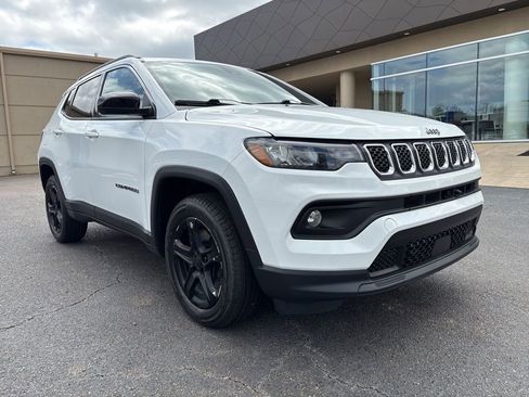 Used 2023 Jeep Compass Latitude AWD/4WD image 3