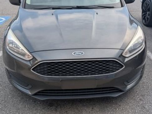Used 2018 Ford Focus SE FWD image 2