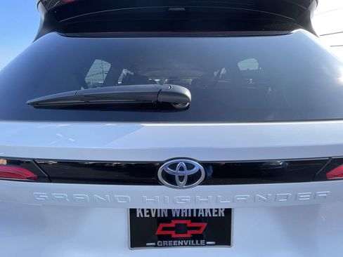 Used 2024 Toyota Grand Highlander AWD image 32