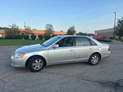 Used 2000 Toyota Avalon XL w/ Option Pkg 3 FWD image 2