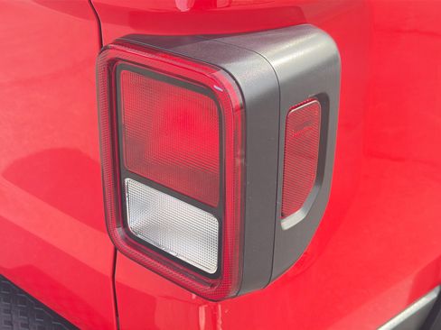 Used 2025 Jeep Gladiator Sport image 29