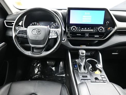 Certified 2024 Toyota Highlander XLE image 20