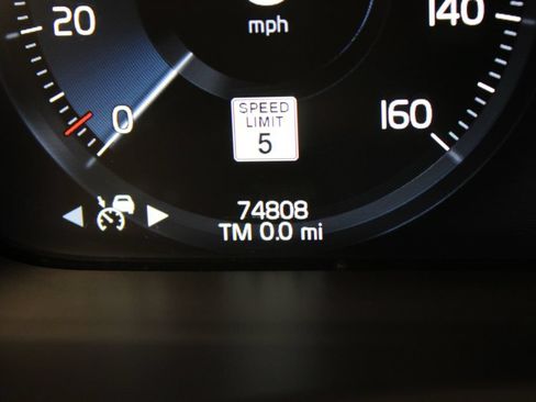 Used 2022 Volvo XC90 T5 Momentum FWD image 11
