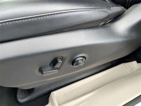 Used 2024 Chrysler Pacifica Touring-L image 32