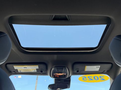 Used 2025 Chevrolet Trax RS w/ Sunroof Package FWD image 15