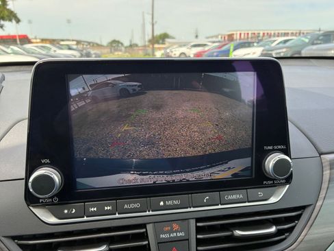 Used 2025 Nissan Altima 2.5 SV FWD image 19
