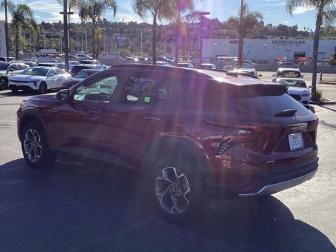 Used 2025 Chevrolet Trax LT w/ LT Convenience Package image 7