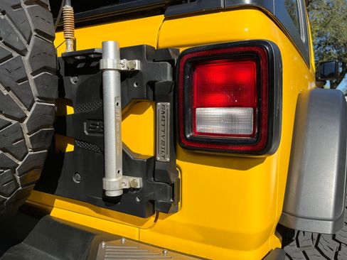 Used 2018 Jeep Wrangler Unlimited Rubicon image 19