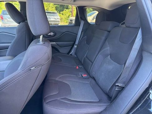 Used 2019 Jeep Cherokee Latitude w/ Popular Appearance Group FWD image 22