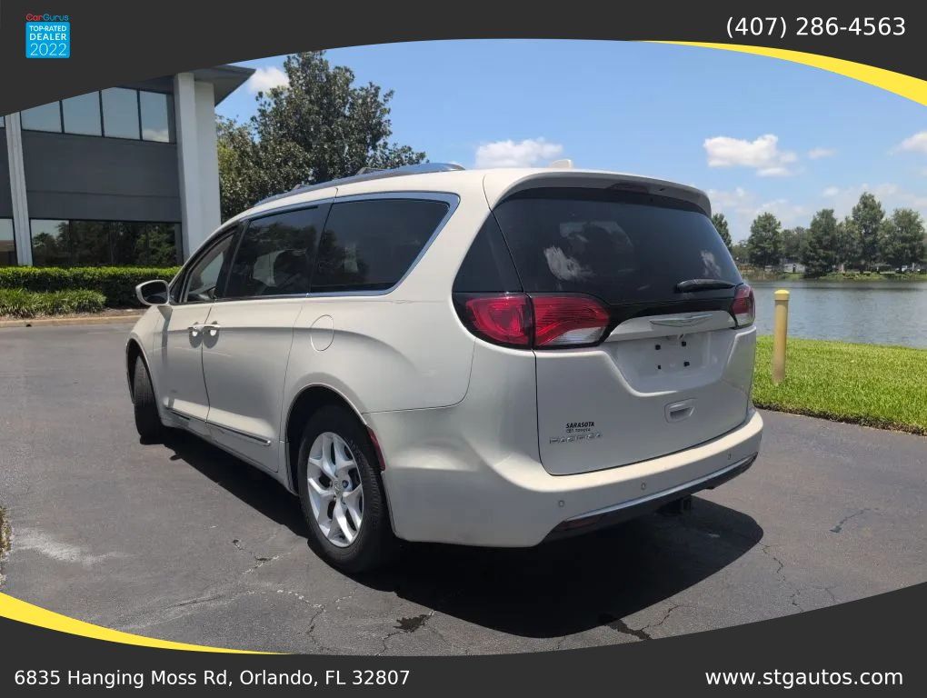 Used 2017 Chrysler Pacifica Touring-L Plus FWD image 3