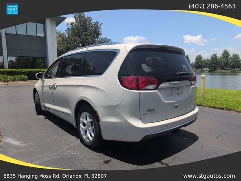 Used 2017 Chrysler Pacifica Touring-L Plus FWD image 3