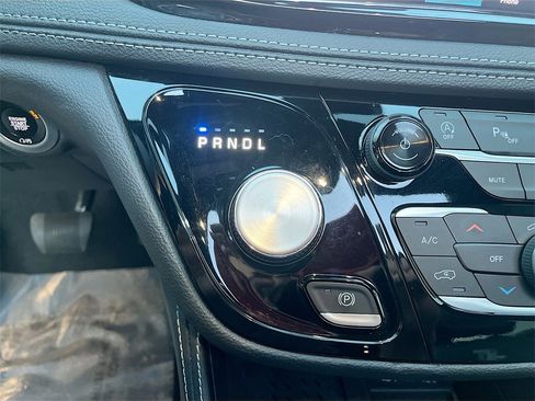 Used 2025 Chrysler Pacifica Limited image 17