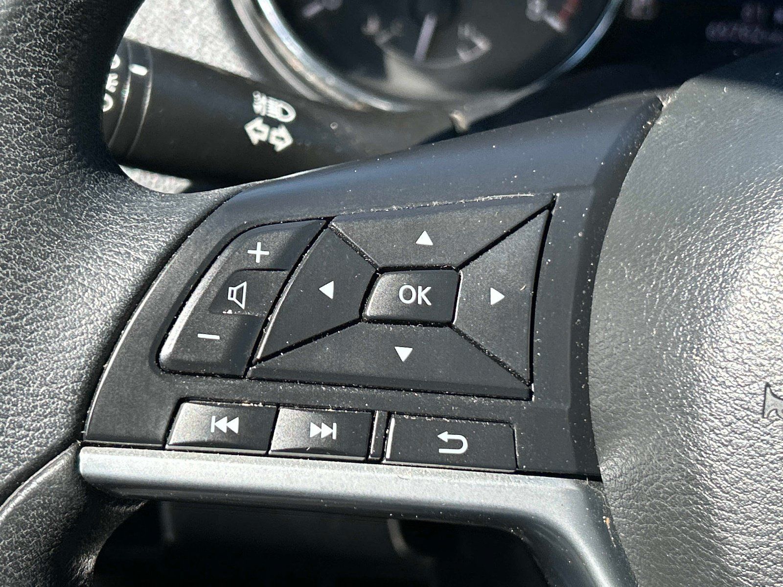 Used 2018 Nissan Rogue S AWD/4WD image 18