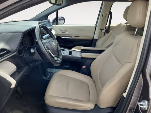 Used 2023 Toyota Sienna XLE AWD/4WD image 9