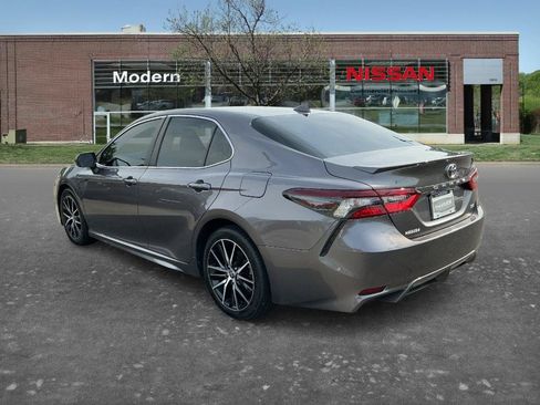 Used 2022 Toyota Camry SE FWD image 2