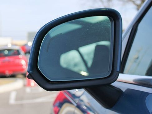 Used 2025 Volvo XC40 B5 Plus image 8