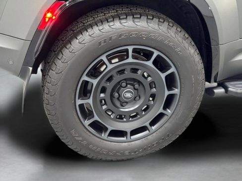 Used 2025 Land Rover Defender 110 image 7