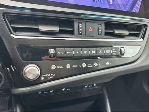 Certified 2025 Lexus ES 300h w/ Premium Package image 25