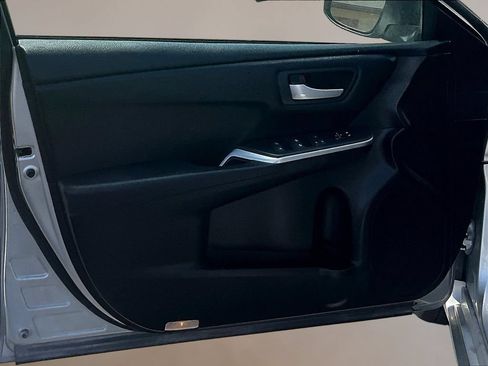 Used 2017 Toyota Camry SE w/ Moonroof Package FWD image 20