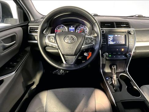 Used 2016 Toyota Camry SE image 5