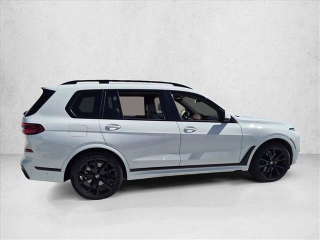 Used 2023 BMW X7 xDrive40i w/ M Sport Package AWD/4WD image 4