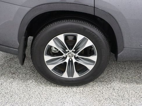 Used 2021 Toyota Highlander XLE FWD image 6