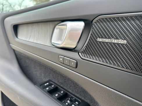 Certified 2024 Volvo XC40 B5 Ultimate w/ Protection Package Premier image 17