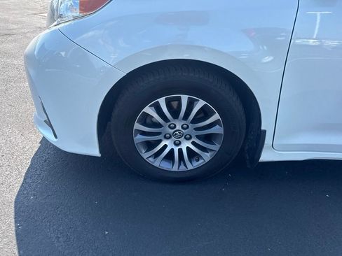 Used 2018 Toyota Sienna XLE Premium FWD image 11