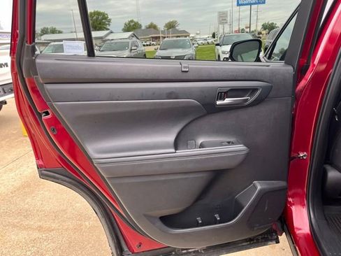 Used 2024 Toyota Highlander XLE AWD/4WD image 26