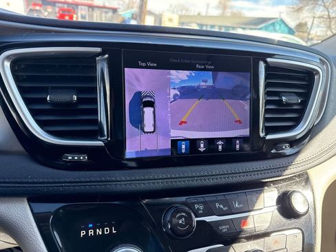 Used 2017 Chrysler Pacifica Limited image 22