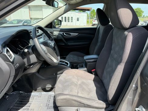 Used 2016 Nissan Rogue S image 2