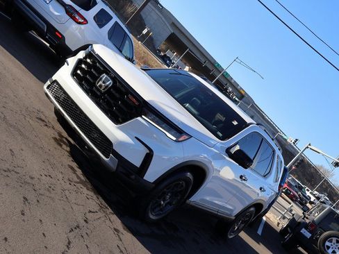 Certified 2024 Honda Pilot TrailSport image 3