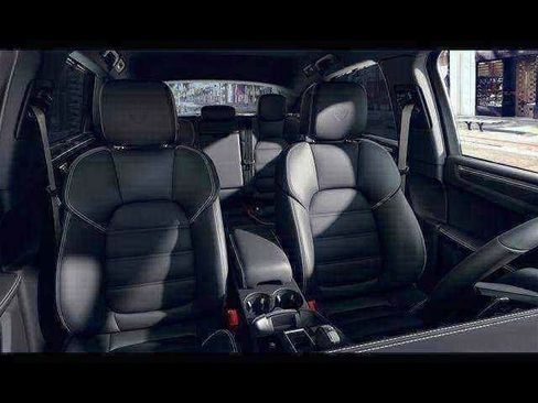 Certified 2025 Porsche Macan AWD/4WD image 36