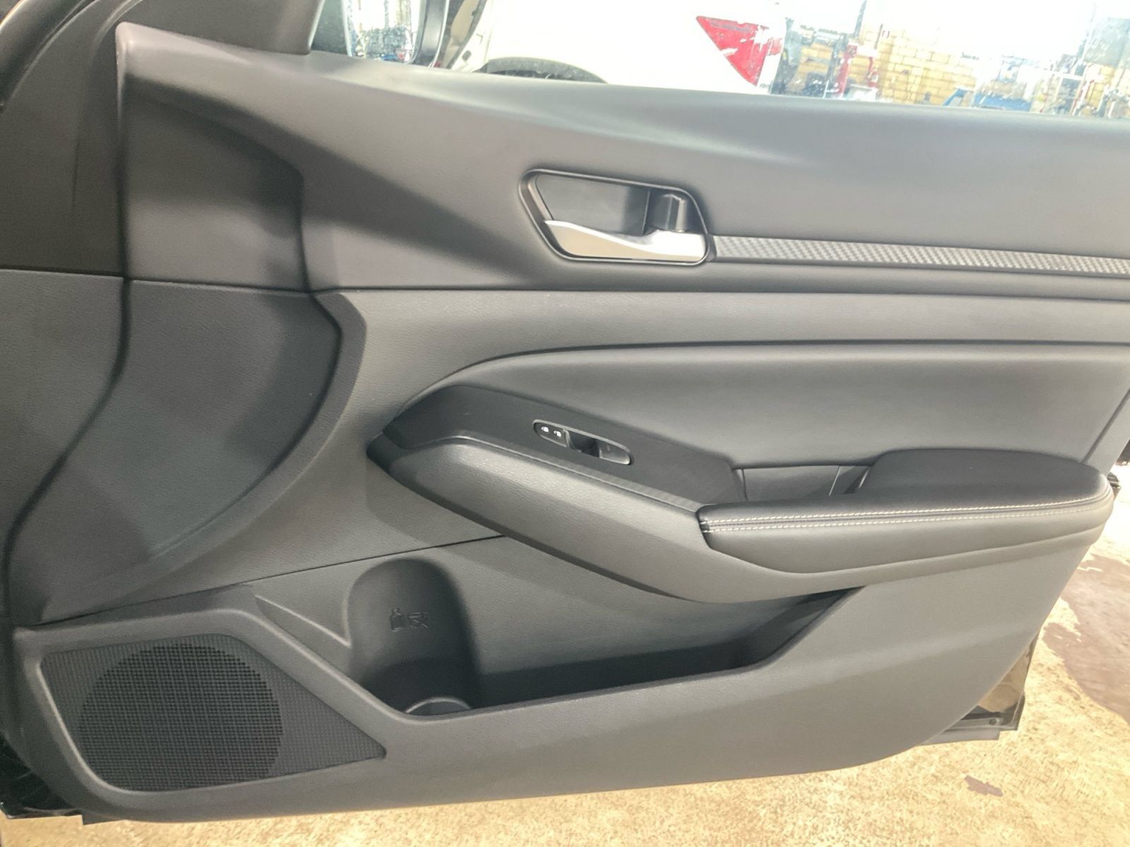 Used 2025 Nissan Altima 2.5 SV FWD image 21