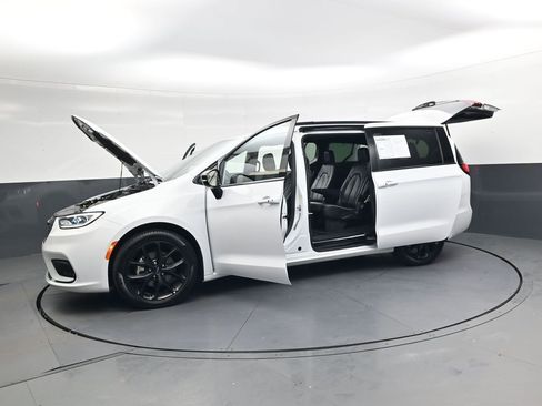 Used 2025 Chrysler Pacifica Limited FWD image 53