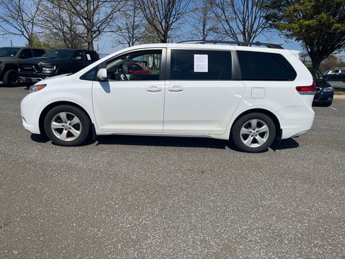 Used 2011 Toyota Sienna LE w/ Towing Pkg image 4