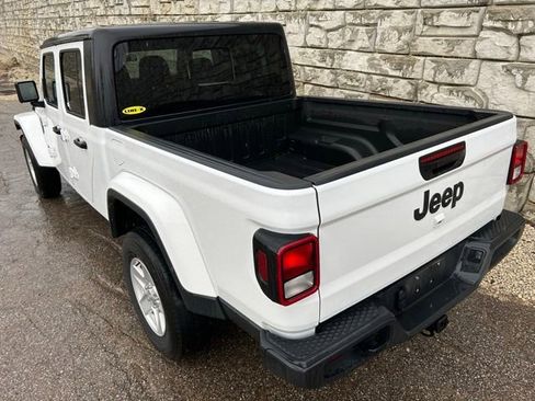 Certified 2022 Jeep Gladiator Sport AWD/4WD image 4