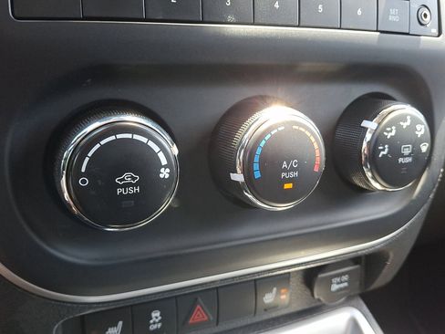 Used 2017 Jeep Compass Latitude AWD/4WD image 16
