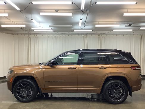 New 2026 Jeep Grand Cherokee Summit w/ Obsidian Package AWD/4WD image 10