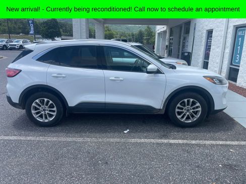 Used 2021 Ford Escape SE w/ Cold Weather Package AWD/4WD image 3