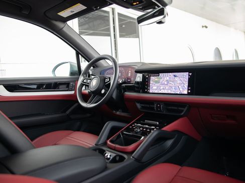 Certified 2026 Porsche Cayenne AWD/4WD image 24